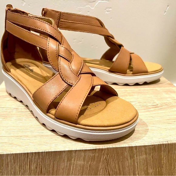 Clarks, Light Tan , Brand New, Size 8W Sandal. Ortholite footbed. - Picture 7 of 8